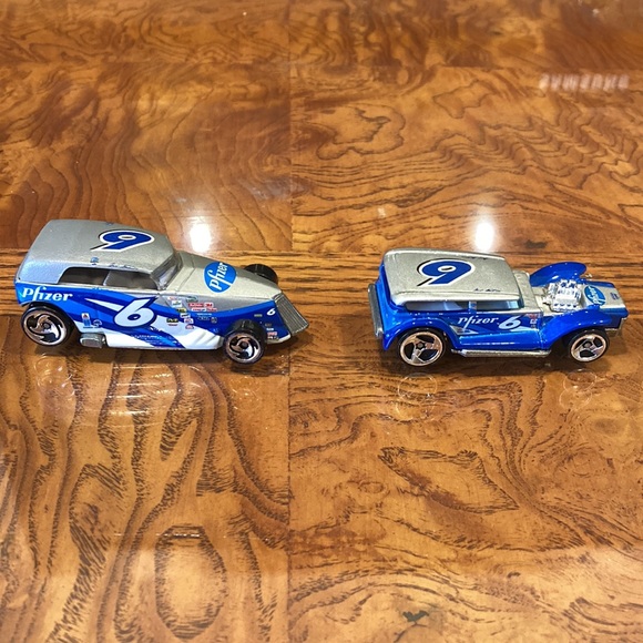 Pfizer -Collectors or kids. 2 metal collectible toy cars - Picture 6 of 6
